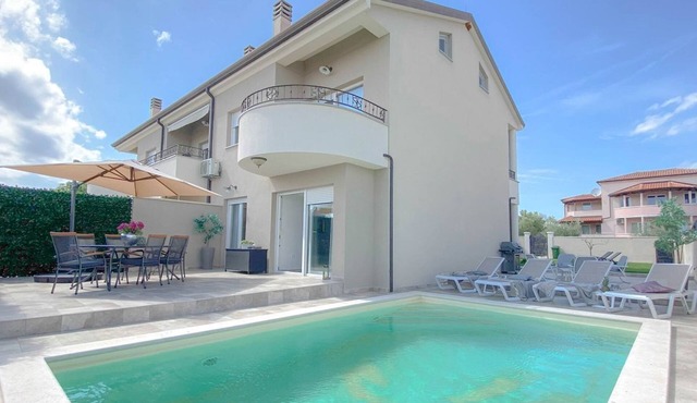 Dog-friendly holiday home with barbecue area, private pool, washing machine, WiFi