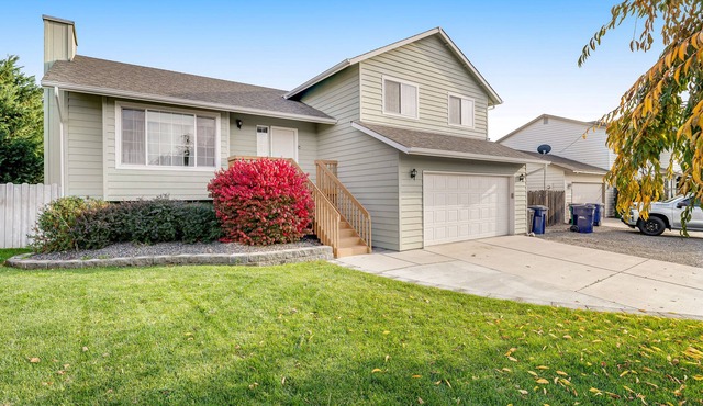 Dog-friendly home with WiFi, hot tub, seasonal firepit, two office spaces