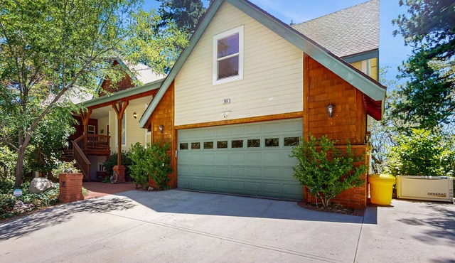 Dog-friendly home w/fireplace, gas grill & expansive deck w/breathtaking views