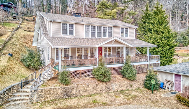 Dog-friendly home with updated kitchen, central AC, washer/dryer, porch, pool