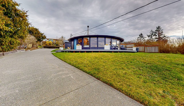 Dog-friendly home & bunkhouse with private hot tub, amazing ocean view