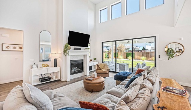Dog-Friendly Home: Fenced Yard, BBQ, EV Charger