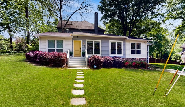 Dog-Friendly home full of color with full kitchen, W/D, & AC