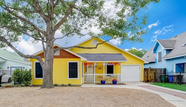 Dog-friendly home - game room, enclosed yard - walk to downtown & Alamodome