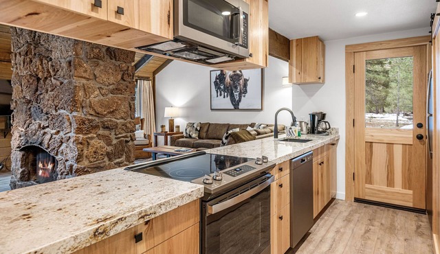 Dog-Friendly Home, Hot Tub, SHARC Passes, WiFi, Fireplace, remodeled Kitchen!