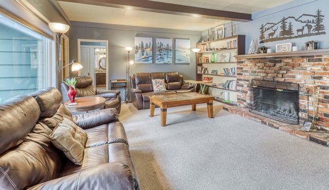 Dog-Friendly Home in Great Location with Private Hot Tub, Water Views, Deck