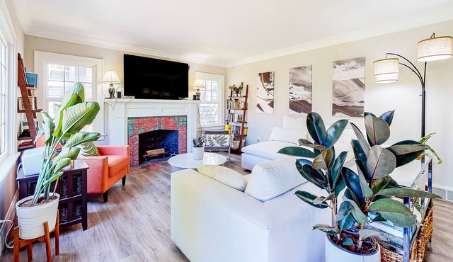 Dog-friendly home in prime SE Portland location - walk to Division/Hawthorne