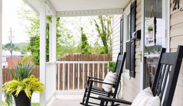 Dog friendly home - large backyard - gas fire pit - 5 mins to downtown or casino