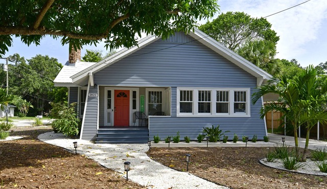 Dog friendly home near the Manatee River! Great location!