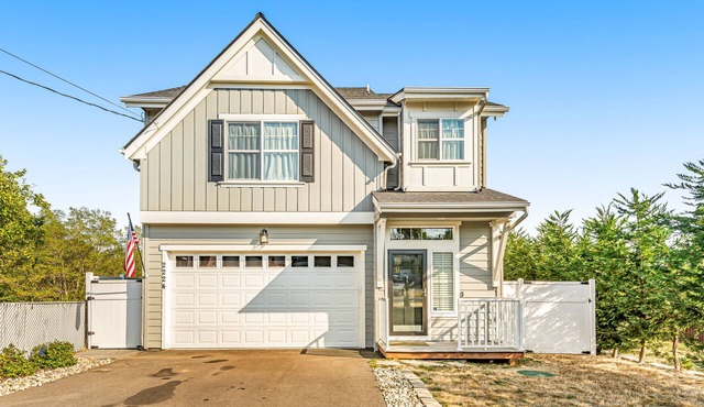 Dog-friendly home near ferry with hot tub, fenced yard, patio & fireplace