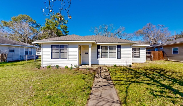 Dog-friendly home near downtown Bay City with streaming, washer/dryer, & AC