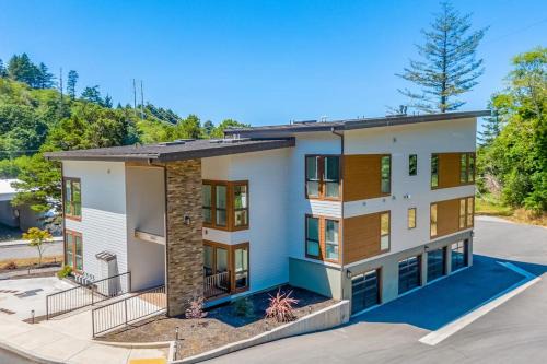 Dog-friendly home near the ocean with fireplaces grill balcony & deck