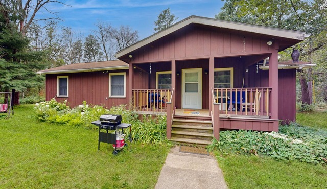 Dog-friendly home near Petenwell Lake - gas grill & outdoor dining area