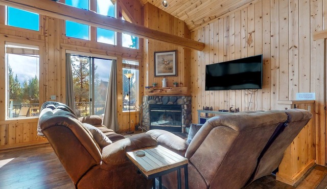 Dog-friendly home on the pond/creek with access to resort pools/golf/gym