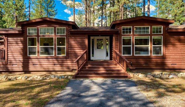 Dog-friendly home on 200 acres with great deck, fishing ponds & river access