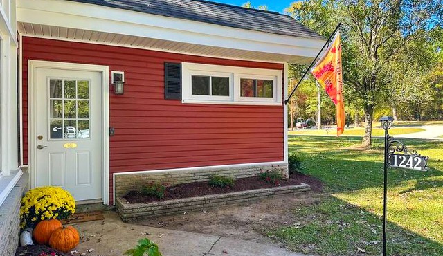 Dog friendly home on Cedar Pines Lake/close to downtown Lancaster