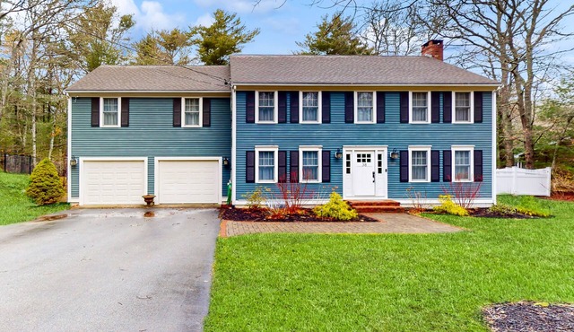 Dog-friendly home with screened deck, fireplace, grill, streaming, W/D, & AC