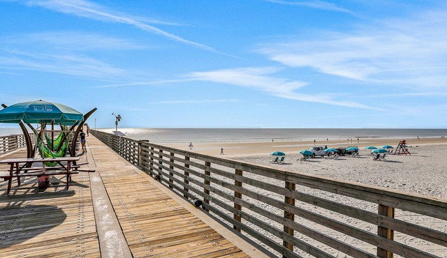 Dog-friendly home with a screened porch, washer/dyer, games & modern charm