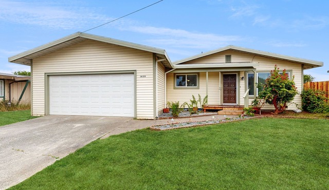 Dog friendly home w/gas grill, large backyard, horseshoe pit - close to beaches