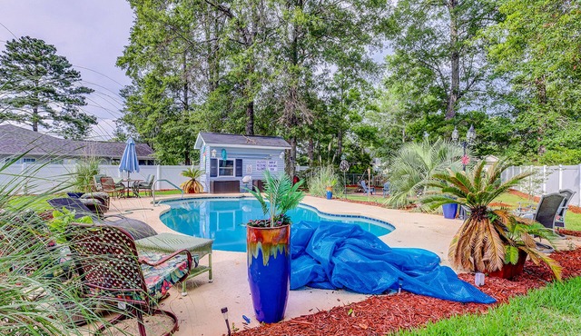 Dog-friendly home with private pool, gas grill, 2 firepits, enclosed yard, AC