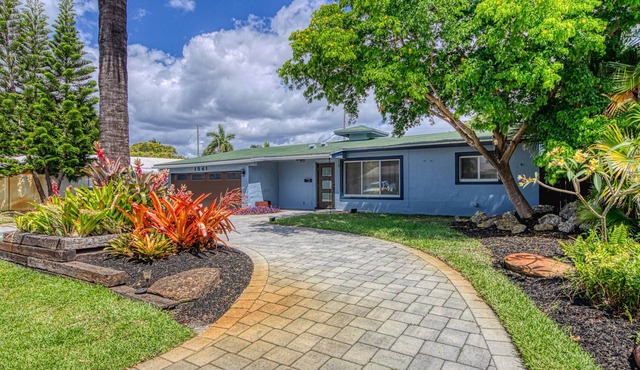 Dog-friendly home near the ocean with pool, central AC & washer/dryer