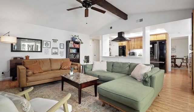 Dog-Friendly Home w/Firepit, Fenced Yard & Office. 5 mins to Apple Hill!