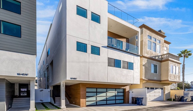 Dog-friendly home with great rooftop terrace & sunset views - steps to the beach