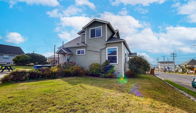 Dog-Friendly Home w/Gas Fireplace & Patio, in a Great Location Near the Beach