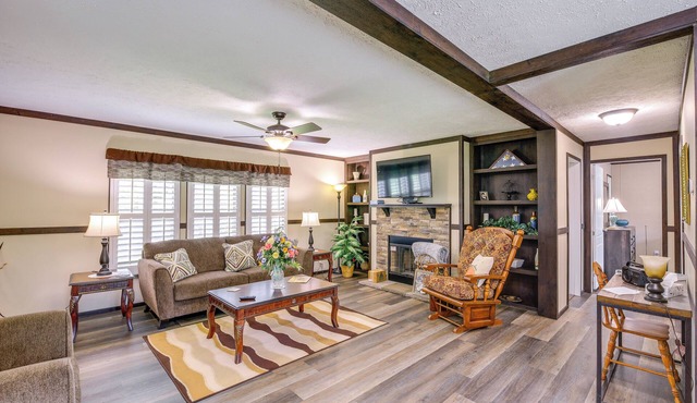Dog-Friendly Home w/Mtn Views in Chilhowie!
