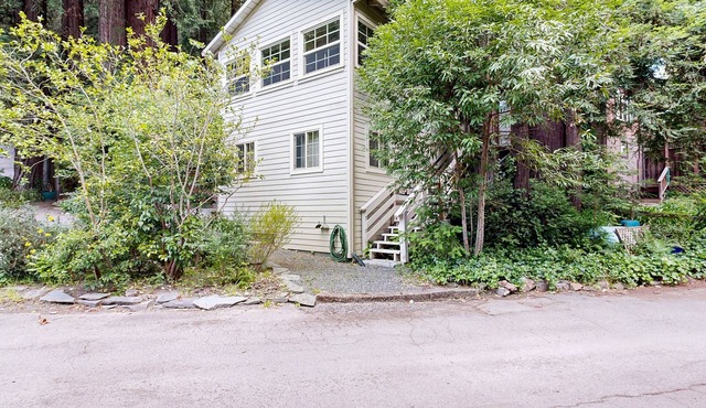 Dog-friendly home with grill, free WiFi, swing bench - next to Russian River