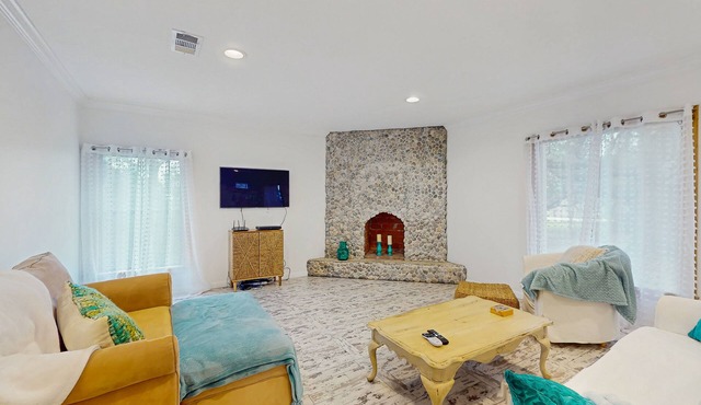 Dog-Friendly home with spacious living and dining room, close to the beach
