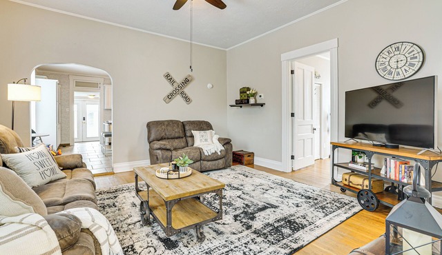 Dog-Friendly Home w/Yard, 6 Mi to Louisville!