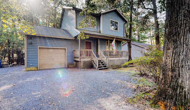 Dog-friendly home with wood-burning fireplace, central AC, WiFi, & pool access