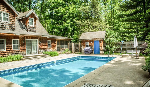 Dog-friendly home w/private heated pool, free WiFi, gas grill, & washer/dryer