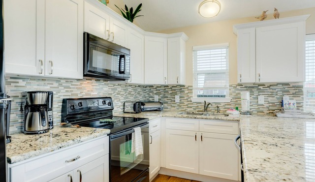 Dog-friendly home with pool access, large deck, lawn games, washer/dryer & AC