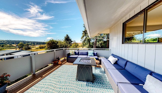 Dog-friendly home with sound view, fireplace, pizza oven & hot tub