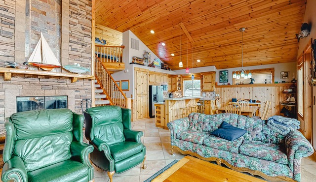 Dog-friendly home with private hot tub, pool table, grill, air hockey, fireplace