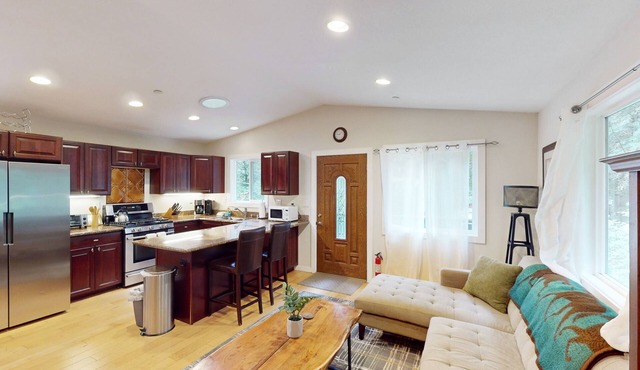 Dog-friendly home with a deck, hot tub, washer/dryer - golf nearby