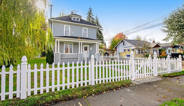 Dog-friendly home with fast WiFi, washer/dryer, and wood fireplace