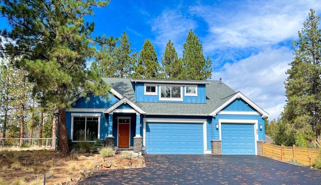 Dog-friendly home with hot tub, grill, patio, firepit, home gym, fireplace & W/D
