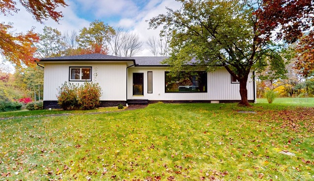 Dog-friendly home with private pool, game room, grill, fireplace, streaming, AC