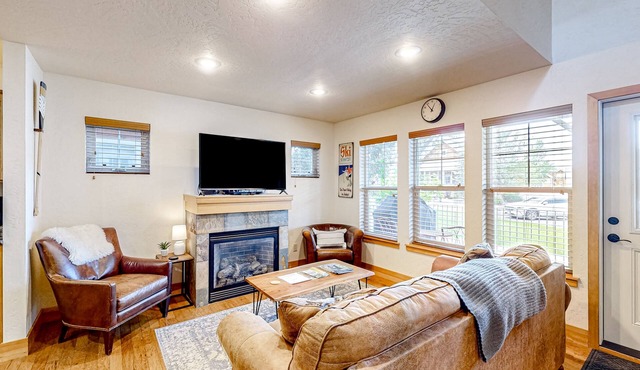 Dog-friendly home with patio, grill, fireplace, streaming, washer/dryer & AC