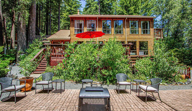 Dog-friendly home with a hot tub, deck, grill & washer/dryer - golf nearby