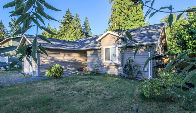 Dog-friendly home with free WiFi & a full kitchen - walk to the ferry & beach