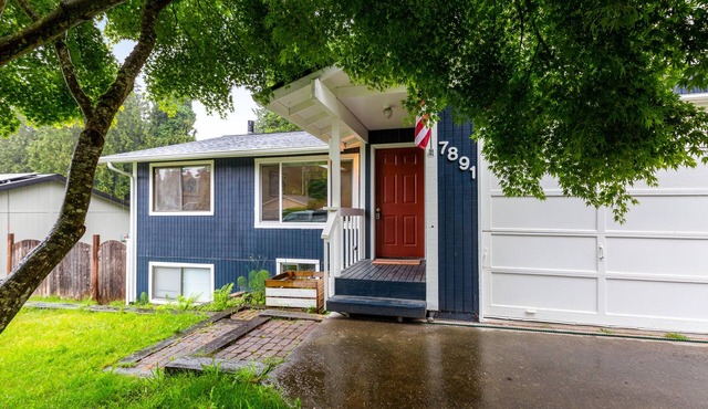 Dog-friendly home with a yard, washer/dryer, partial AC - near attractions