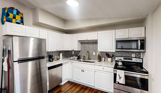 Dog-friendly home with backyard, hammock, close to shopping and dining