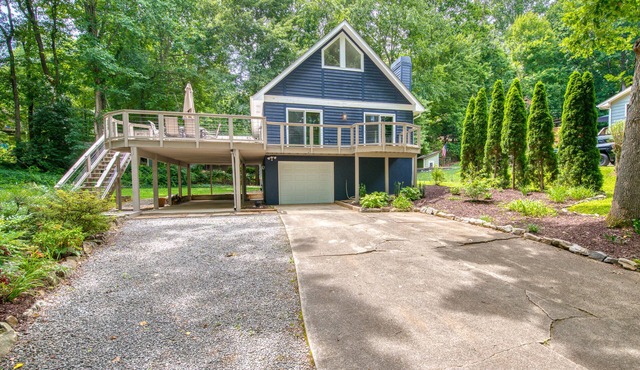 Dog-friendly home with deck, gas fireplace, central AC, & washer/dryer