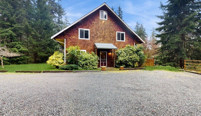 Dog-Friendly Home with Peaceful Location Near Lake and Town