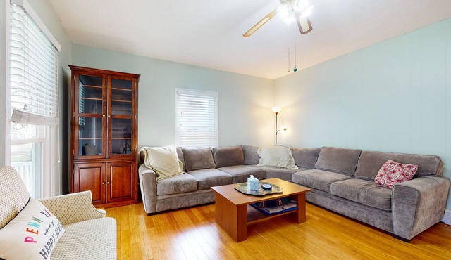 Dog-friendly home with washer/dryer, outdoor dining & grill - walk to town