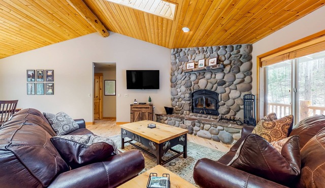 Dog-friendly home with central AC, fireplace, WiFi, washer/dryer